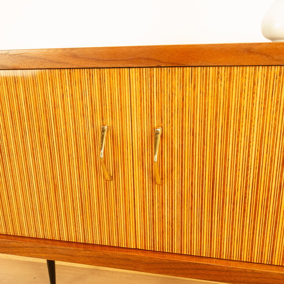 Image 1 of petite commode avec bandes décoratives verticales, noyer, années 1960