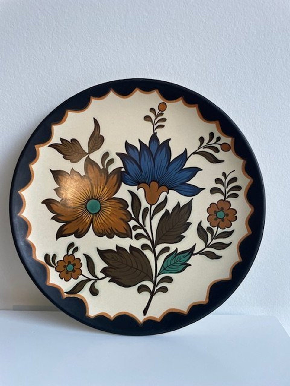 Plato de pared de loza Gouda Flora con motivo floral