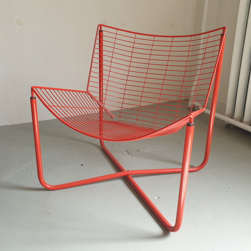 Chaise grillagée Ikea Järpen rouge vintage