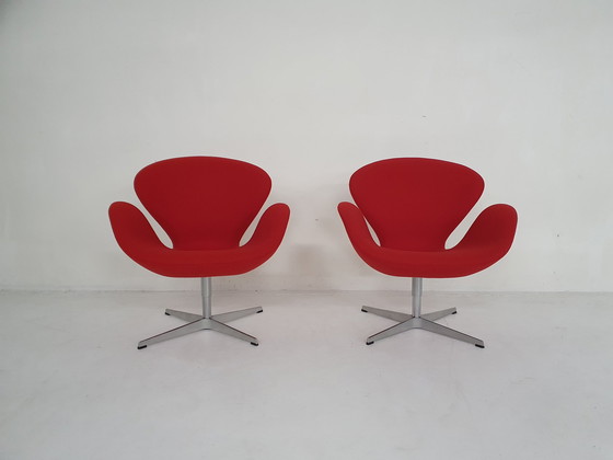 Image 1 of 2 Swan armchairs by Arne Jacobsen for Fritz Hansen.