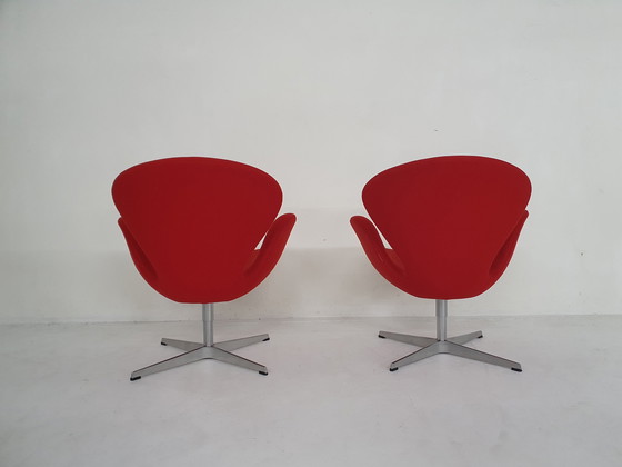 Image 1 of 2 Swan armchairs by Arne Jacobsen for Fritz Hansen.