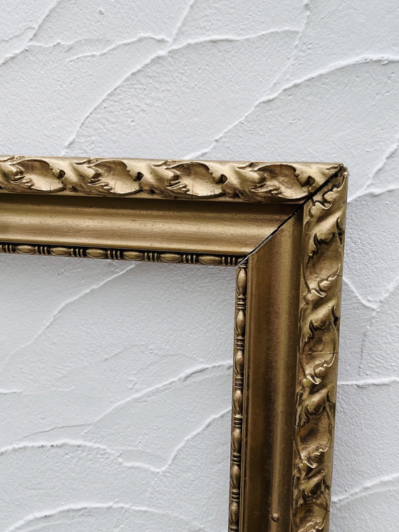 Image 1 of Cornice in legno con rilievo dorato