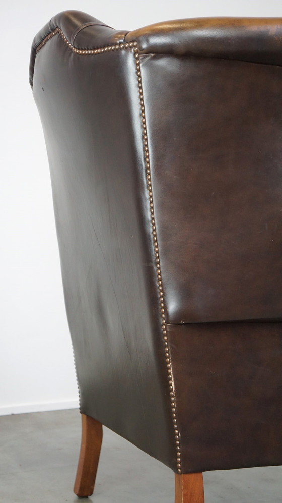 Image 1 of Fauteuil d'oreille Chesterfield anglais en cuir de vachette marron foncé