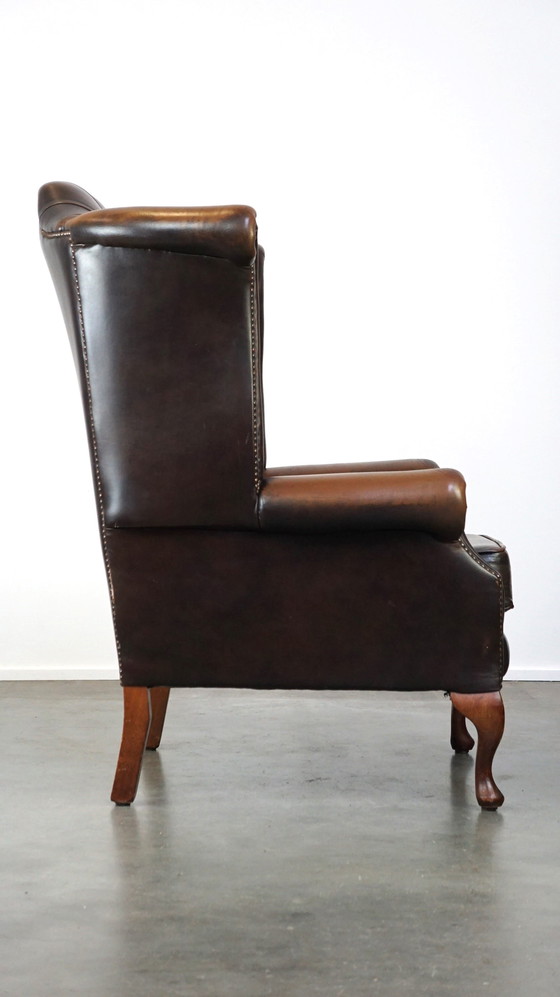 Image 1 of Fauteuil d'oreille Chesterfield anglais en cuir de vachette marron foncé