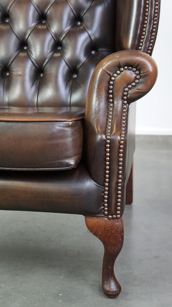 Image 1 of Fauteuil d'oreille Chesterfield anglais en cuir de vachette marron foncé