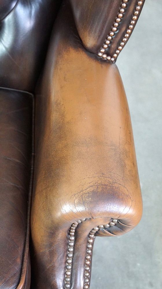 Image 1 of Fauteuil d'oreille Chesterfield anglais en cuir de vachette marron foncé