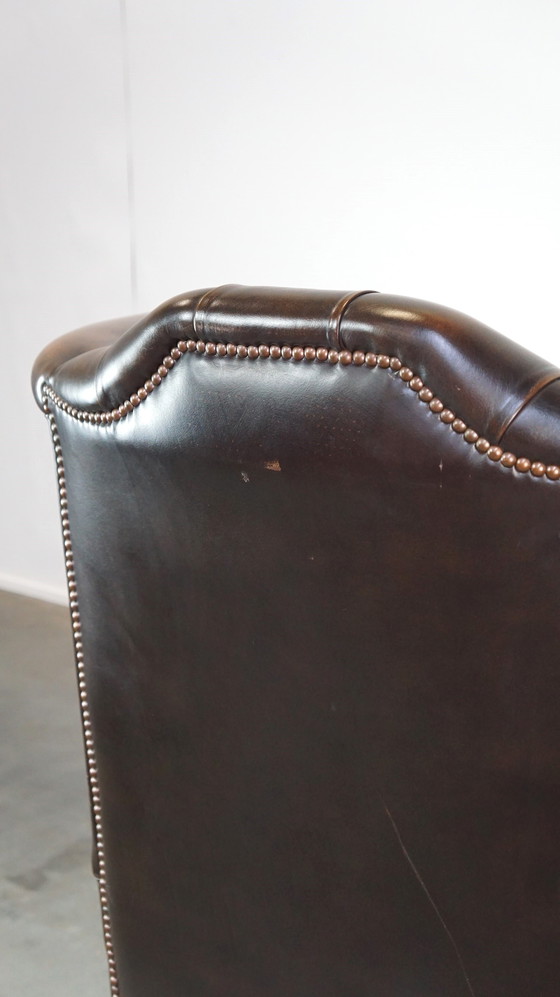 Image 1 of Fauteuil d'oreille Chesterfield anglais en cuir de vachette marron foncé