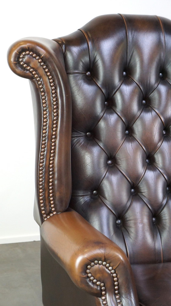 Image 1 of Fauteuil d'oreille Chesterfield anglais en cuir de vachette marron foncé