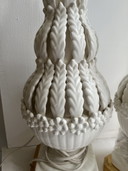Coppia di lampade vintage Manises, ceramica bianca, maiolica, anni '60