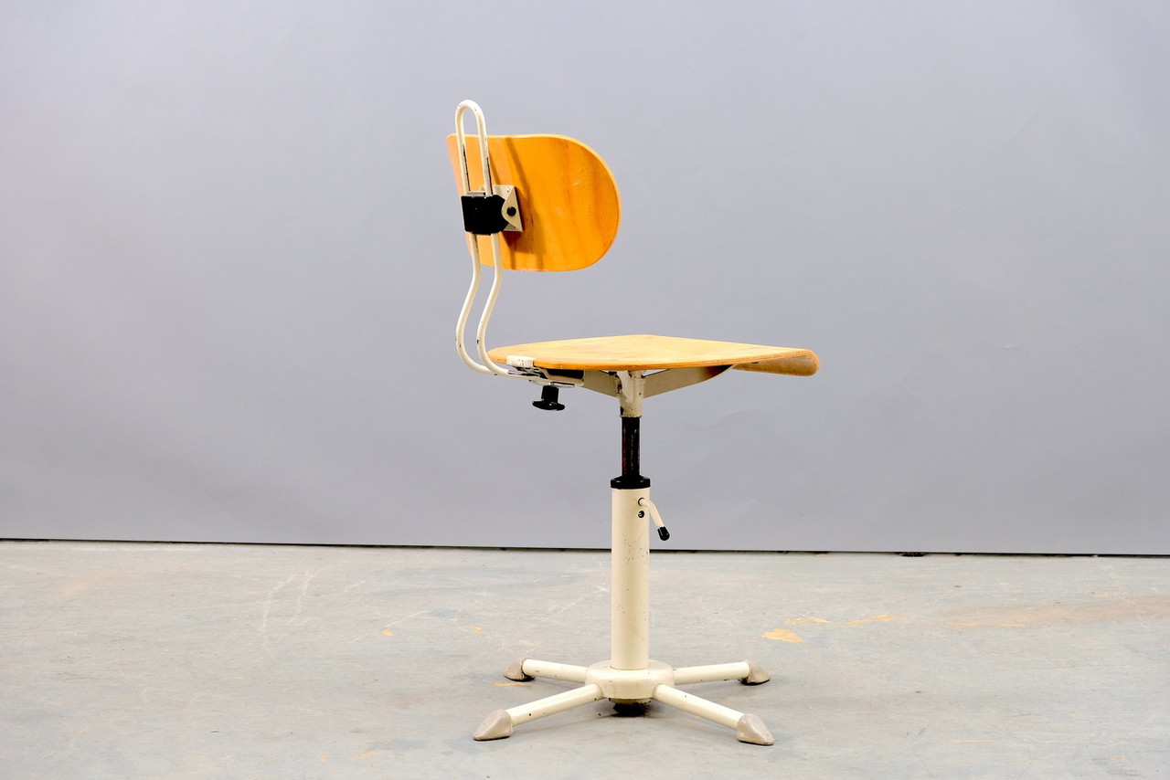 Minimalist vintage office chair with backrest, 1950s | €400 | Whoppah