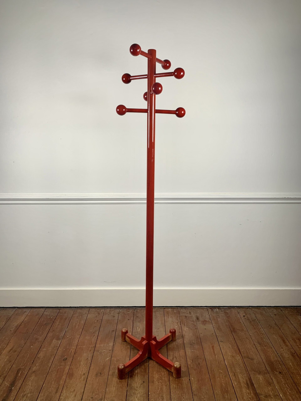 その他 Anonymous Postmodern Style Coat Rack Postmodern Coat Rack In Red Lacquered Beech, Italy, 1980S