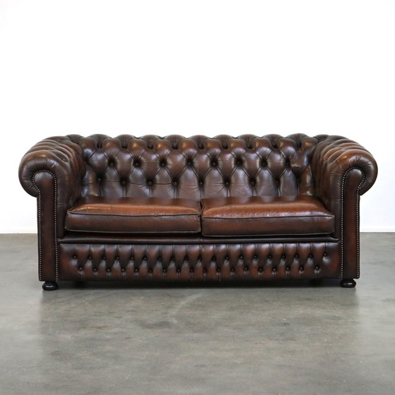 Image 1 of Canapé Chesterfield 2,5 places en cuir de vachette marron foncé