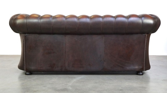 Image 1 of Canapé Chesterfield 2,5 places en cuir de vachette marron foncé