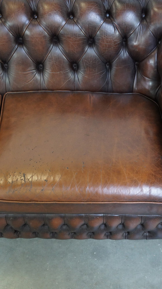 Image 1 of Canapé Chesterfield 2,5 places en cuir de vachette marron foncé