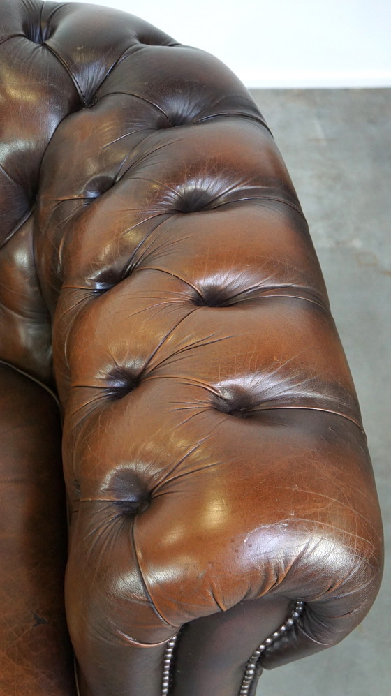 Image 1 of Canapé Chesterfield 2,5 places en cuir de vachette marron foncé