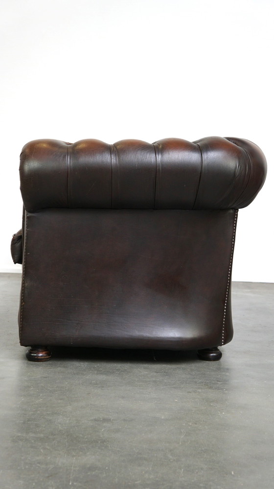 Image 1 of Canapé Chesterfield 2,5 places en cuir de vachette marron foncé