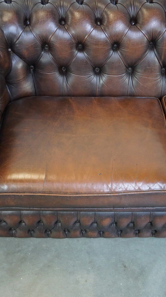 Image 1 of Canapé Chesterfield 2,5 places en cuir de vachette marron foncé