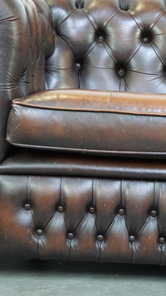 Image 1 of Canapé Chesterfield 2,5 places en cuir de vachette marron foncé