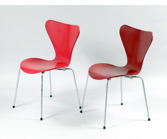 Image 1 of 2x Arne Jacobsen series 7 chairs