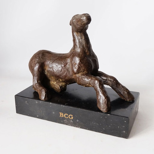 Tony van der Vorst. Bronze horse sculpture on a marble base. – beeldhouwkunst, Figuratief