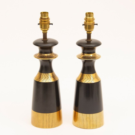 Image 1 of Coppia di lampade da tavolo vintage nere con design dorato della gamma Crown Devon Memphis