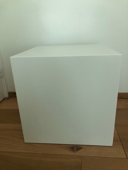 Table/console design en forme de cube blanc