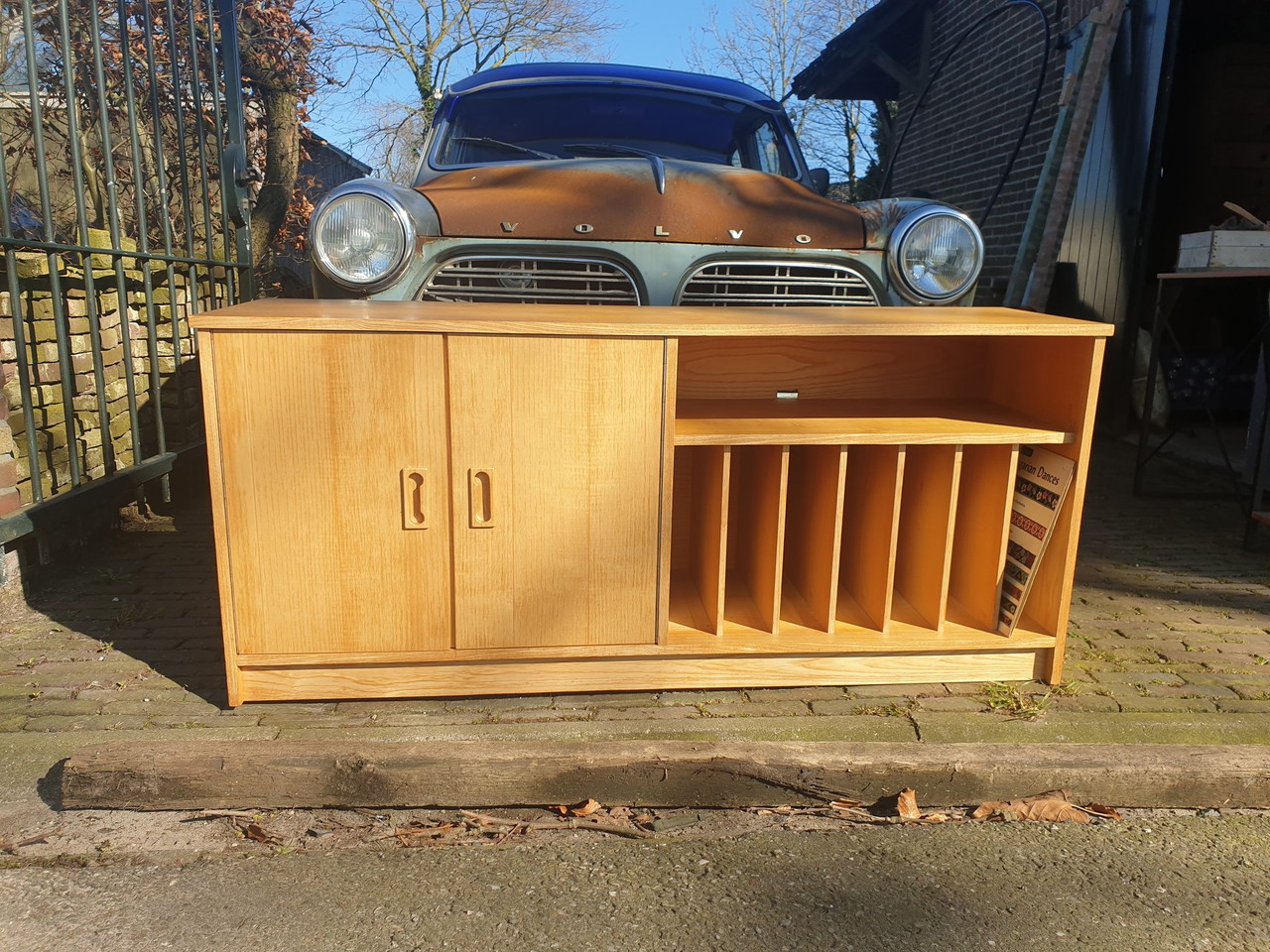 Mobiletto basso per dischi in vinile vintage con mobile audio