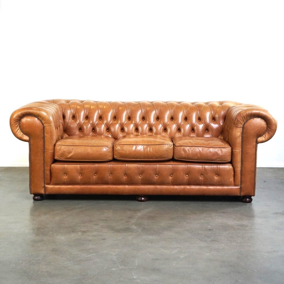 Image 1 of Canapé chesterfield anglais 2,5 places en cuir de vachette marron clair/crème