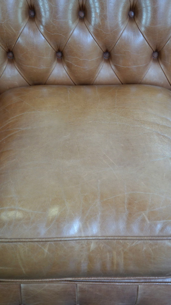 Image 1 of Canapé chesterfield anglais 2,5 places en cuir de vachette marron clair/crème