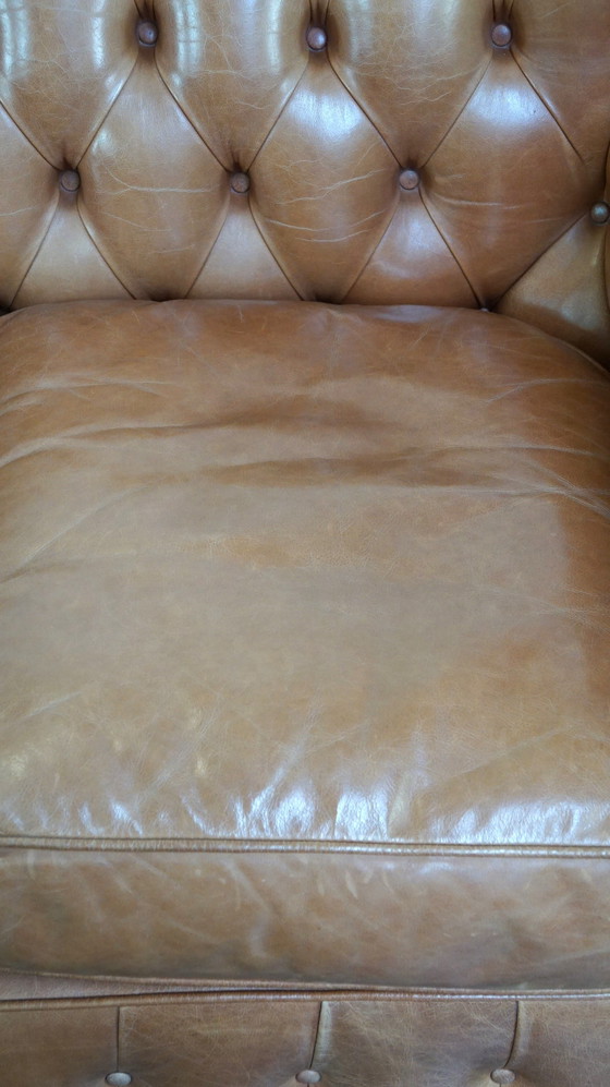 Image 1 of Canapé chesterfield anglais 2,5 places en cuir de vachette marron clair/crème