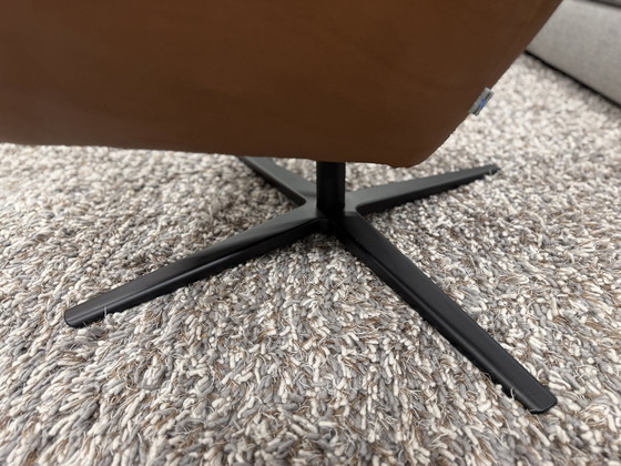 Image 1 of Poltrona girevole leggendaria Bree&#39;S New World in pelle color cognac