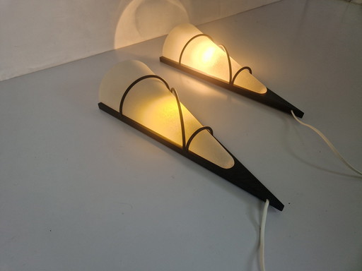 Un par de lámparas de pared vintage