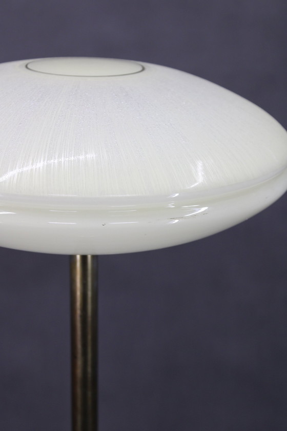 Image 1 of Lámpara de pie restaurada de los años 40 con acabado en latón y pantalla de cristal. Lámpara de pie restaurada de los años 40 co