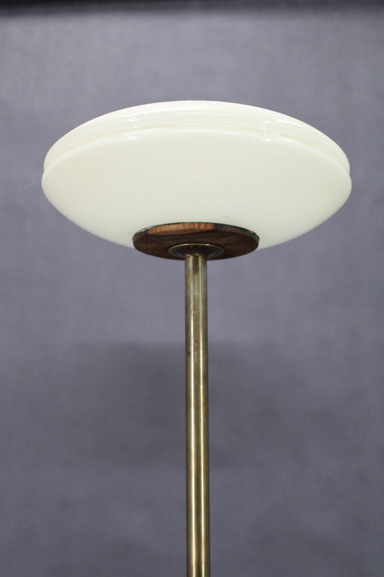Image 1 of Lámpara de pie restaurada de los años 40 con acabado en latón y pantalla de cristal. Lámpara de pie restaurada de los años 40 co