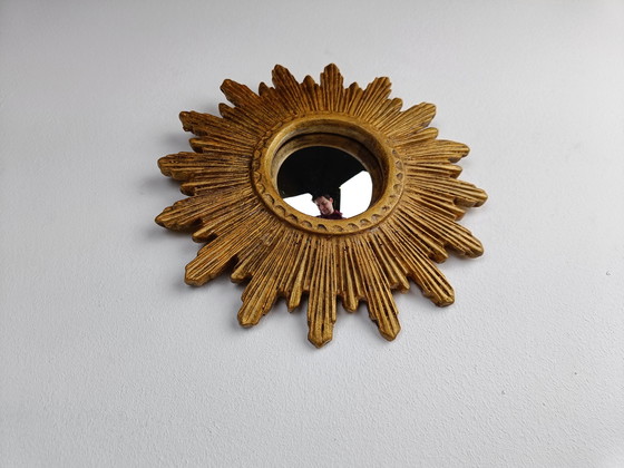 Image 1 of Piccolo specchio vintage dorato a raggiera, anni '60