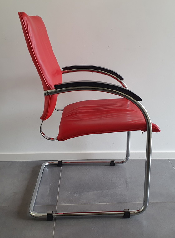 Image 1 of Chaise Thonet à structure tubulaire en cuir rouge