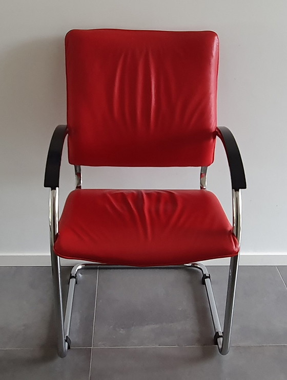 Image 1 of Chaise Thonet à structure tubulaire en cuir rouge