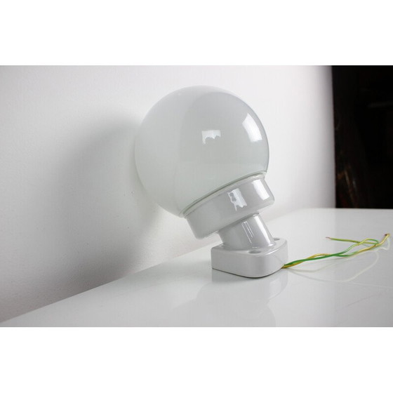 Image 1 of Lampada da parete vintage in porcellana e vetro opalino, Cecoslovacchia anni '60