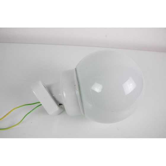Image 1 of Lampada da parete vintage in porcellana e vetro opalino, Cecoslovacchia anni '60