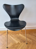 5 sedie a farfalla nere di Arne Jacobsen