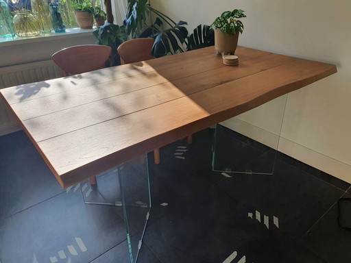 Table en chêne avec pieds en verre