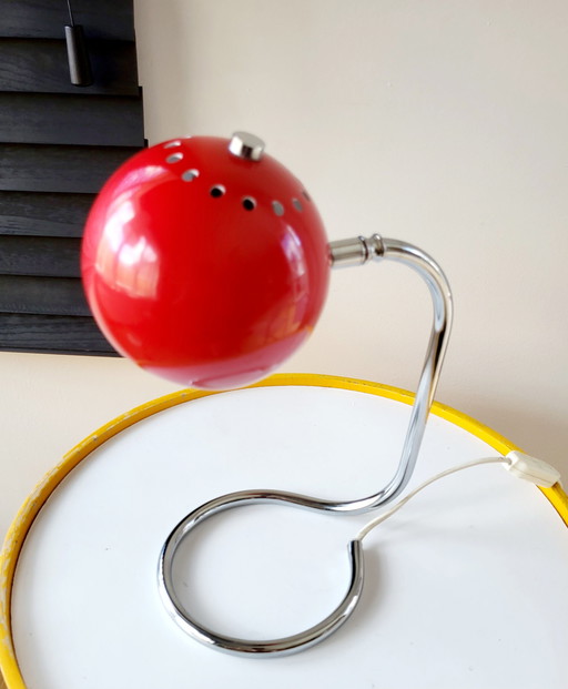 Lampe de bureau de l'ère spatiale boule à œil rouge sur base tournée en chrome, 1970