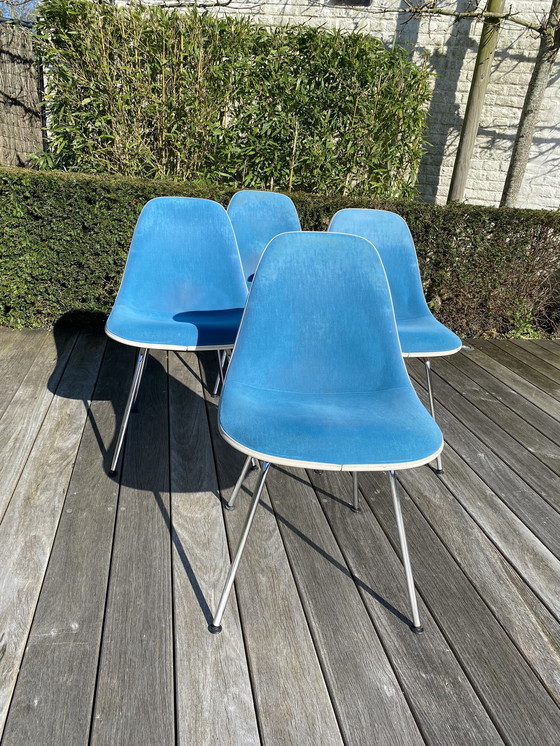 Image 1 of 4 chaises en polyester Charles & Ray Eames DSX de Vitra