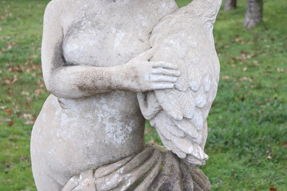 Image 1 of Leda y el cisne, estatua de piedra del jardín