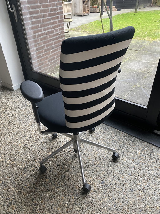 Vitra T chair black and white