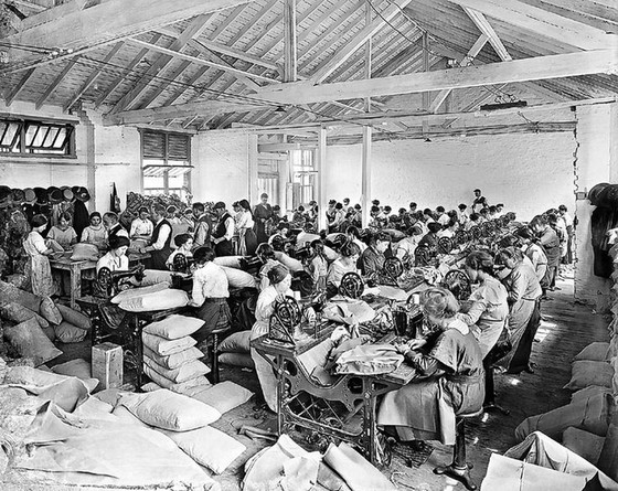 Image 1 of Table en chêne massif avec base industrielle historique Singer