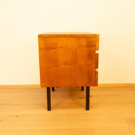 Image 1 of Mini-commode, Bouleau flammé teinté avec plateau en Resopal noir, années 1960