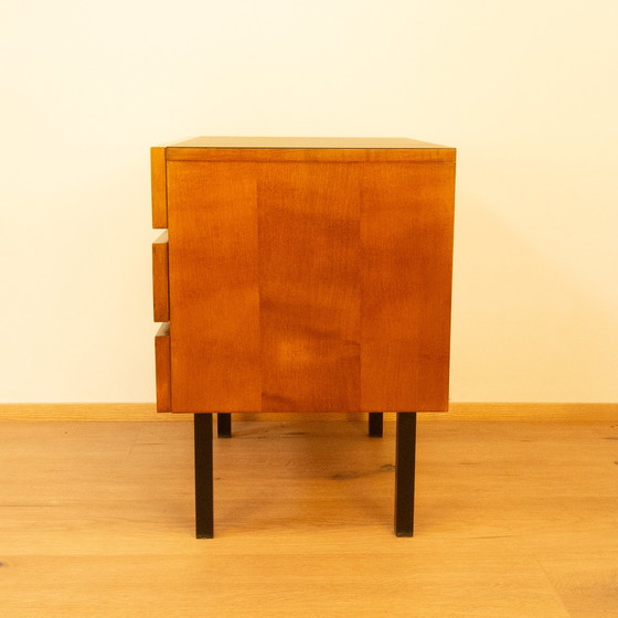 Image 1 of Mini-commode, Bouleau flammé teinté avec plateau en Resopal noir, années 1960