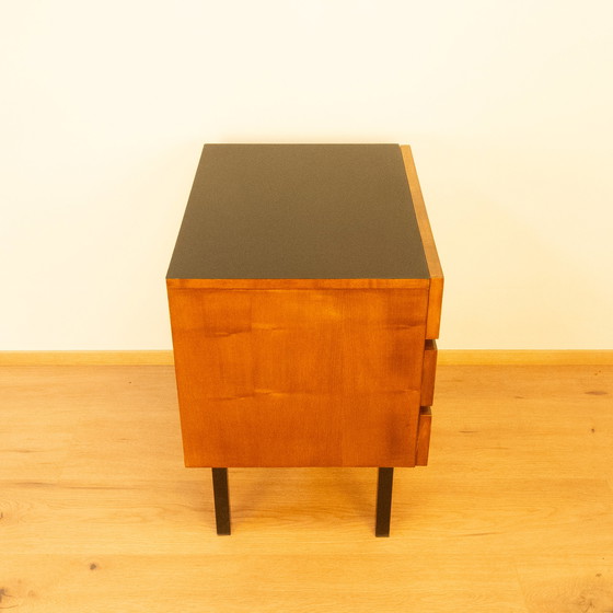 Image 1 of Mini-commode, Bouleau flammé teinté avec plateau en Resopal noir, années 1960