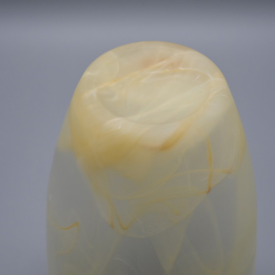 Image 1 of Vase vintage en verre marbré H 20 cm